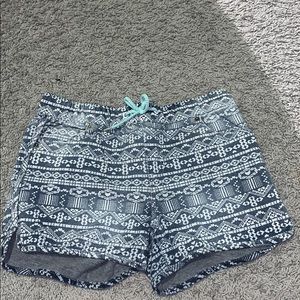 A blue and white jegging shorts.